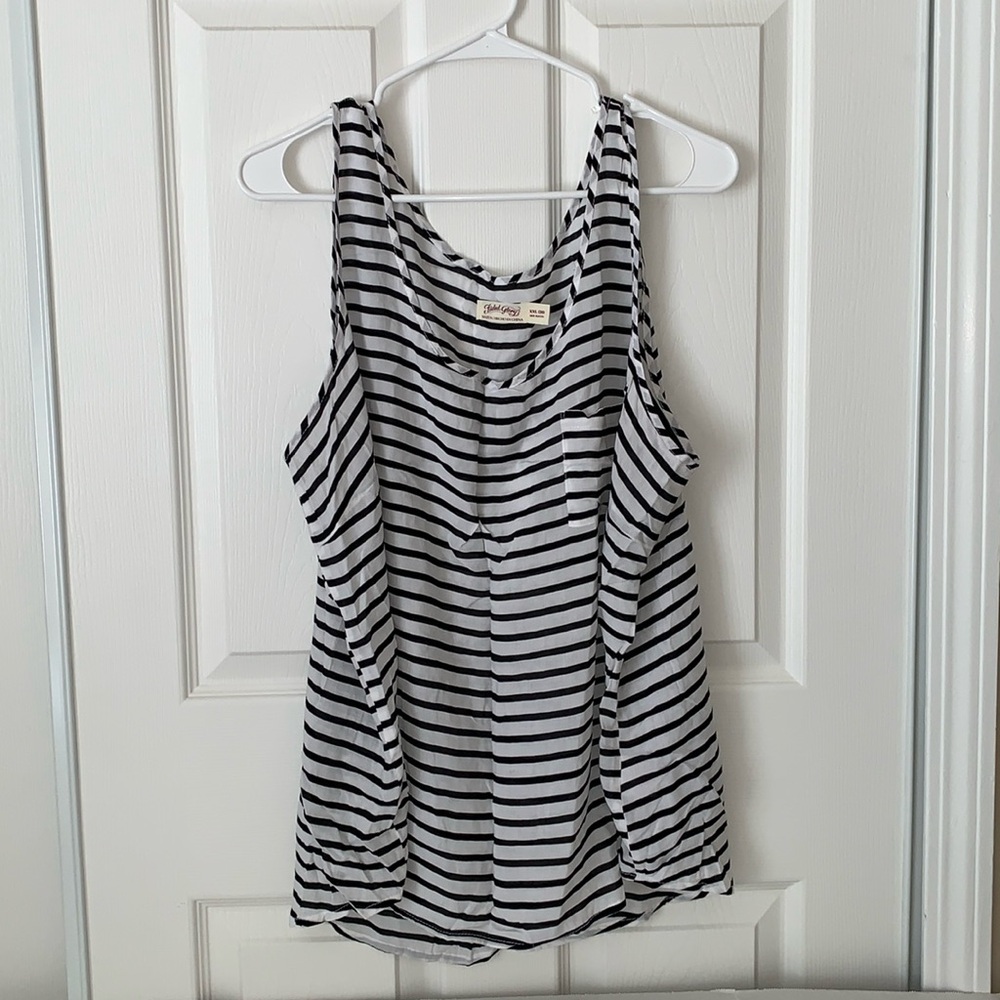 Top sleeveless, white black stripes 100% rayon, size 20